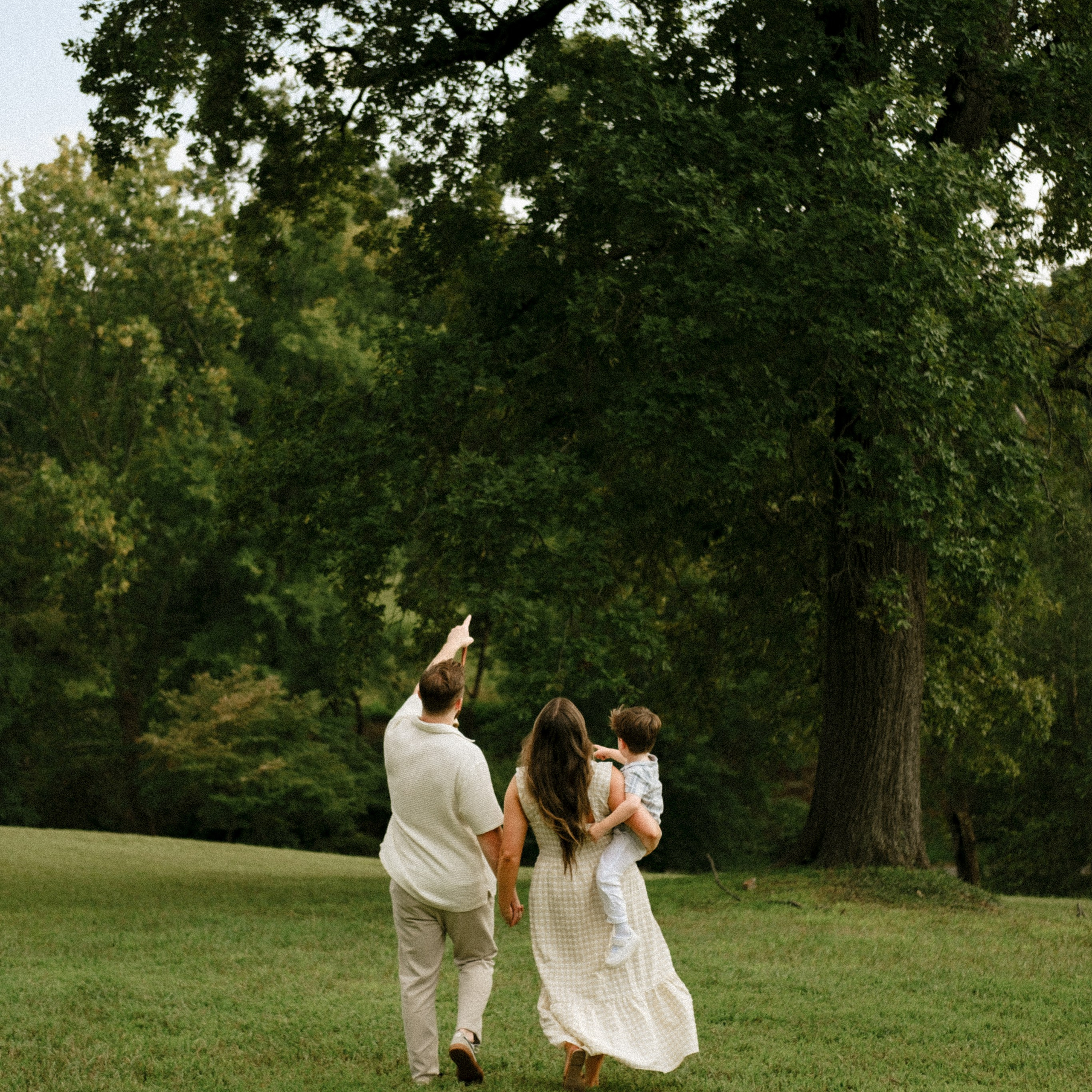 Spring Maternity Session at Bryan Park in Richmond, VA. Family photographer Anna Dobrovolskaia | Richmond, VA