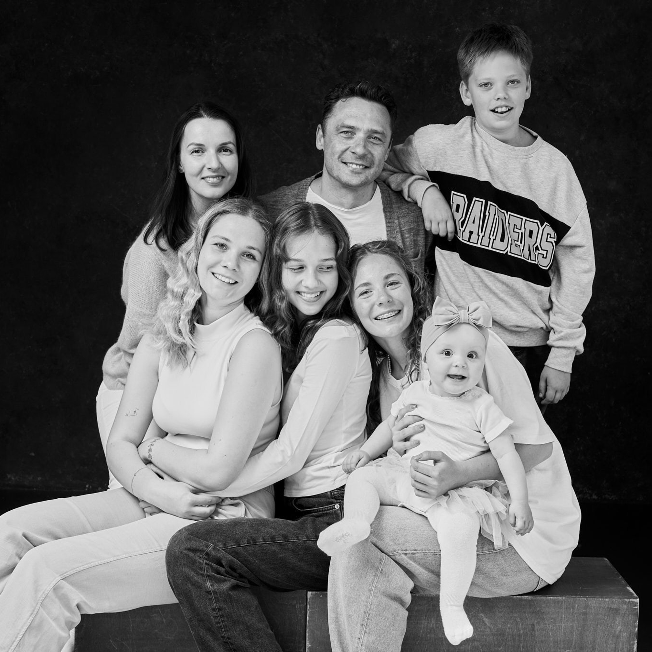 Septynių asmenų šeimos portretas.