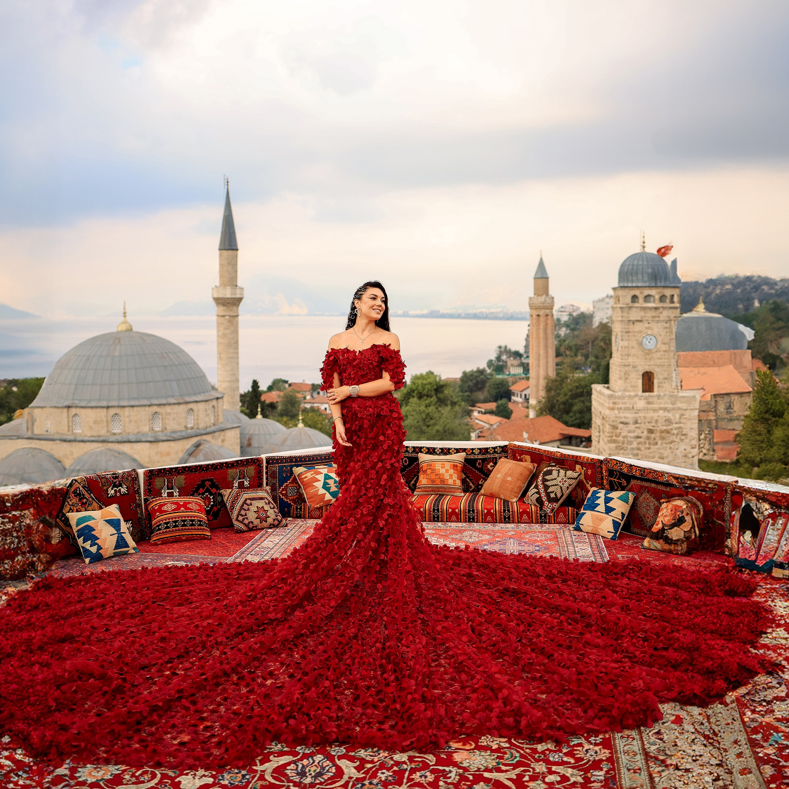 Фотосессия на крыше с видом на старый город Анталии
