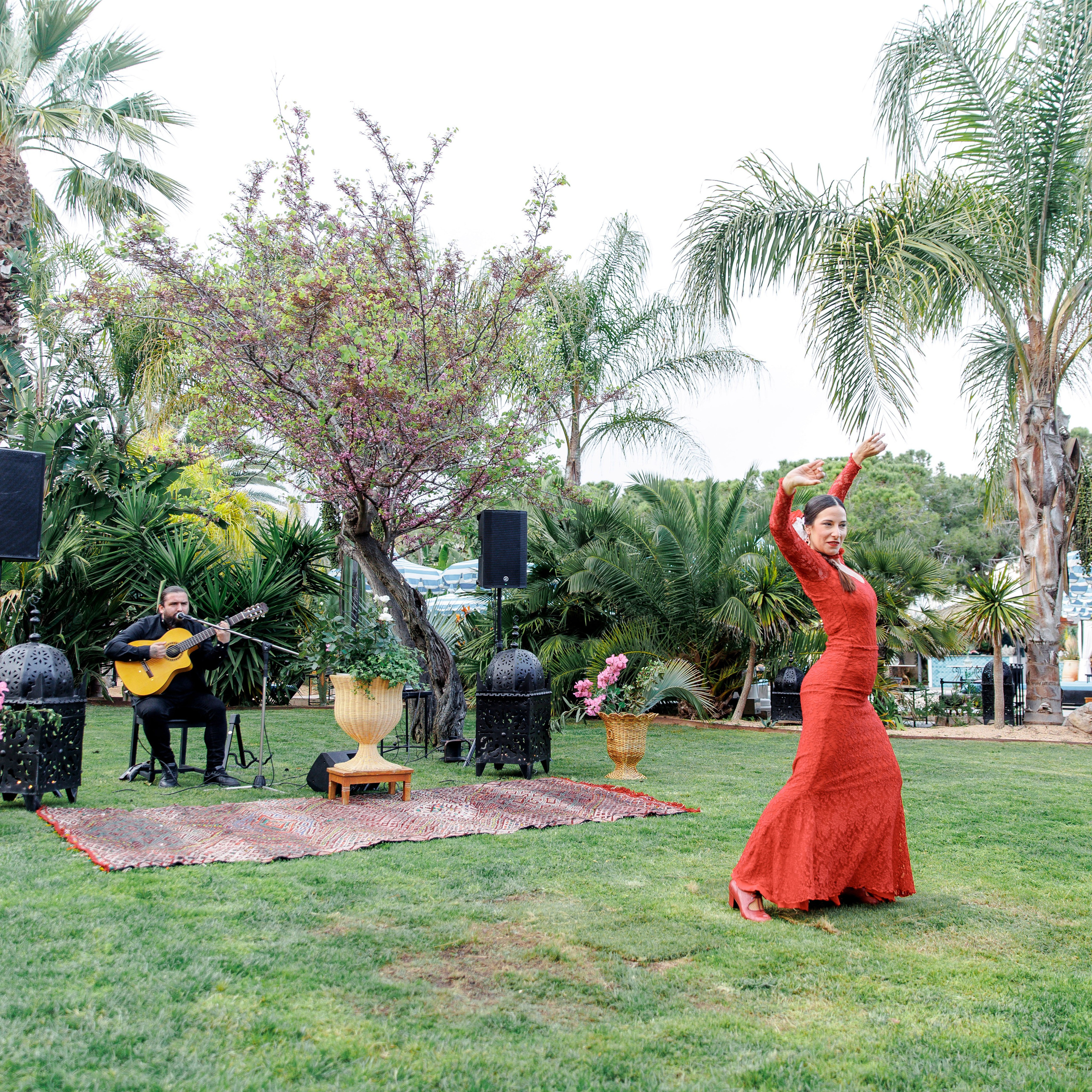 Flamenco dance on and guitar performance at the wedding venue in Spain