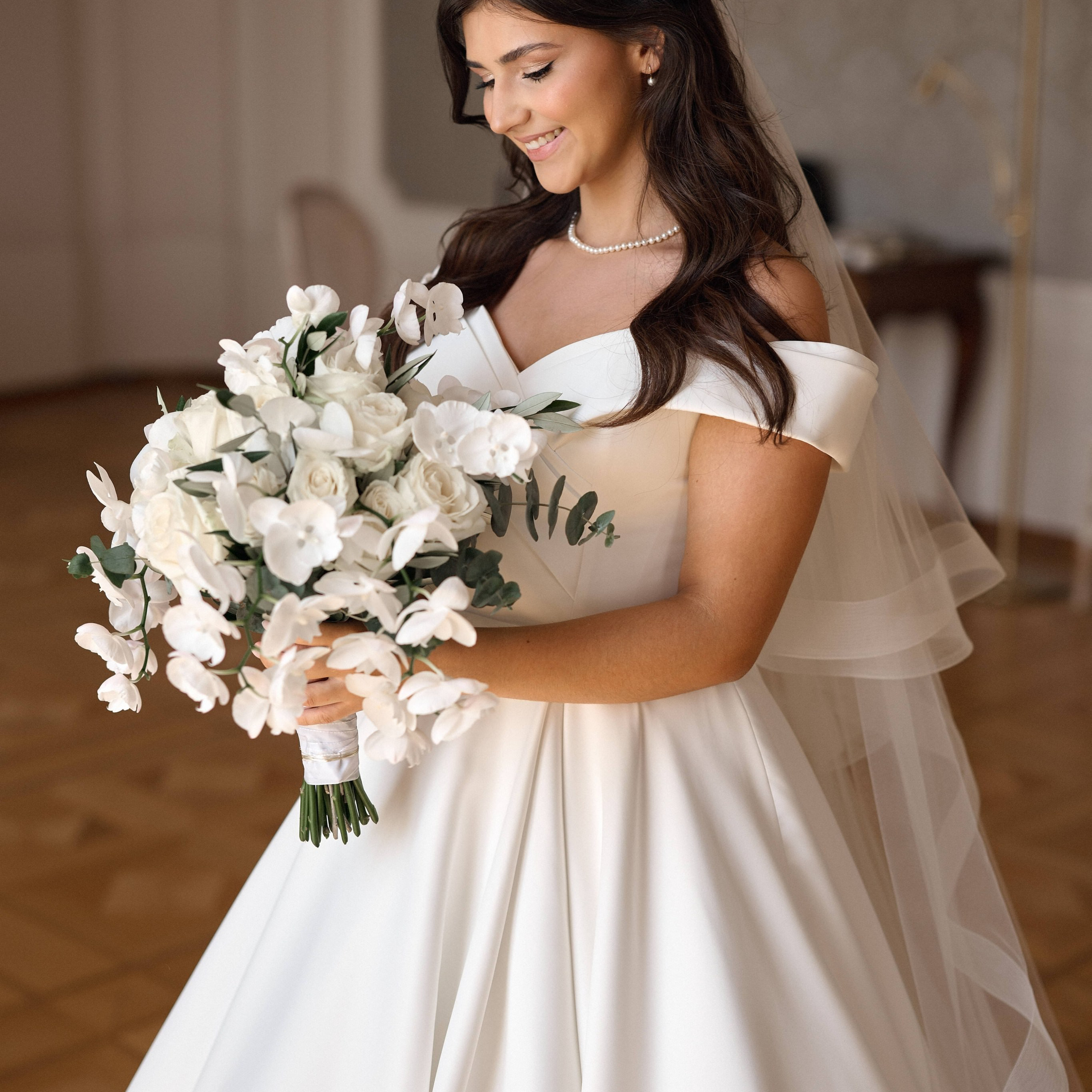 Brautporträt beim Getting Ready im Kloster Erlenbad, Julia mit Brautstrauß am Hochzeitsmorgen, Hochzeitsfotograf Baden-Württemberg