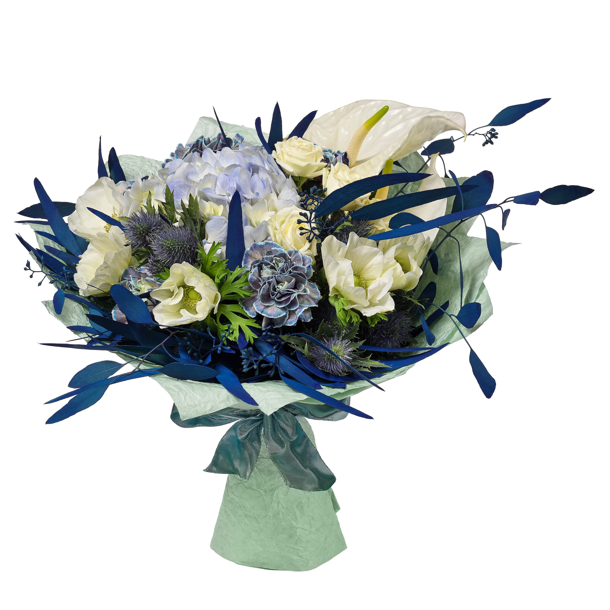 Blumenfotografie Wien – Bouquet mit blauen und weißen Blüten in blauer Verpackung.