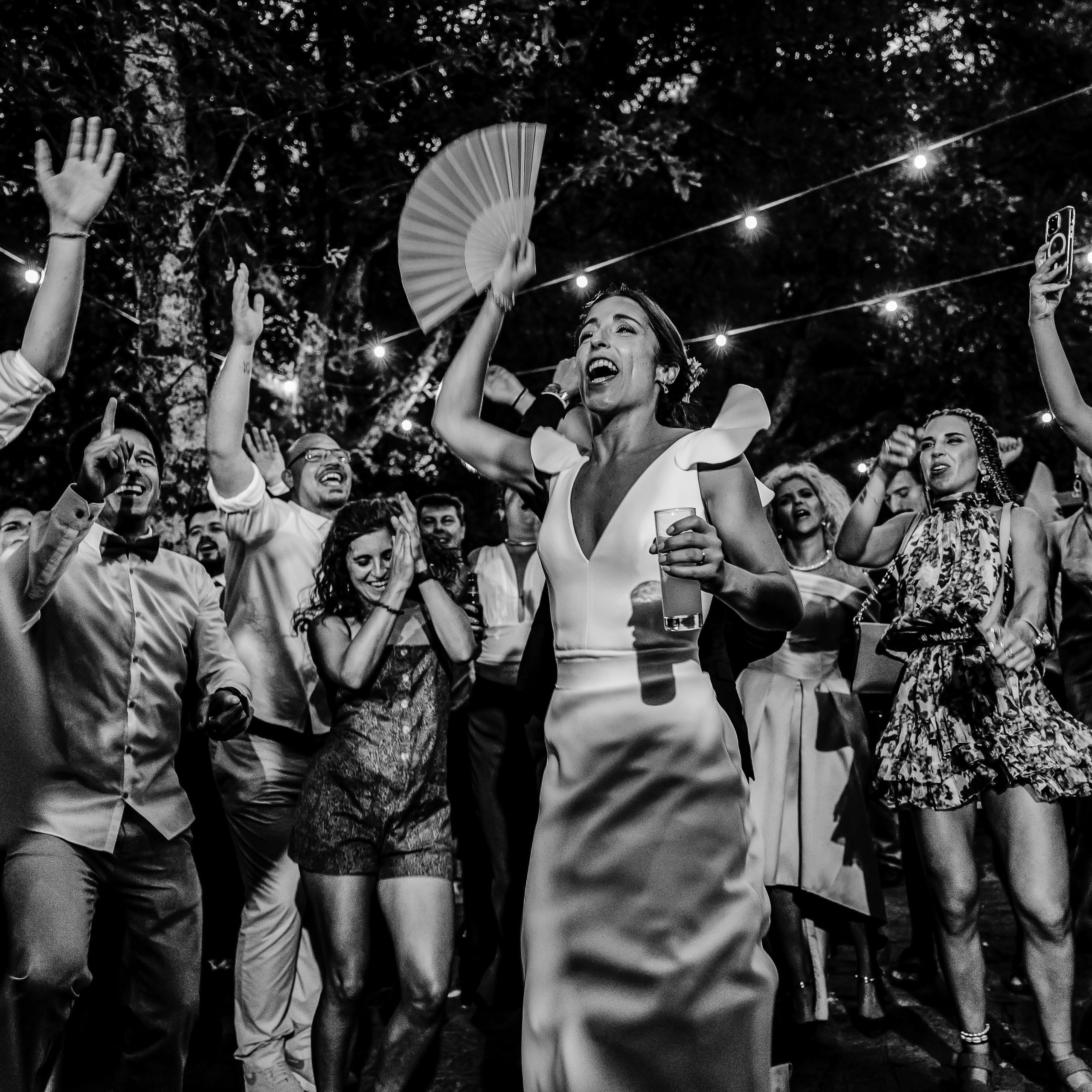 Noivos num momento descontraído durante a festa de casamento