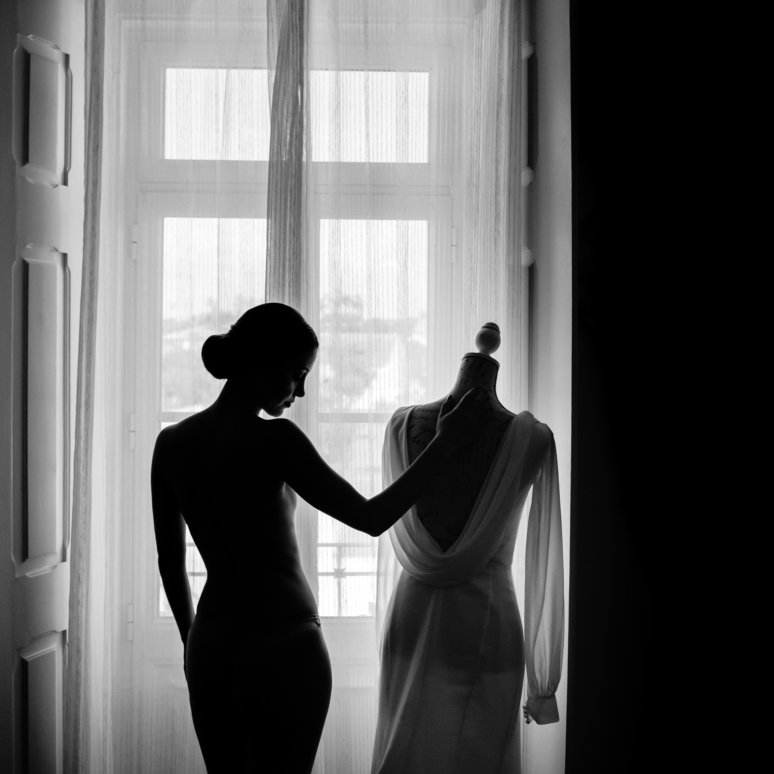Sessão sensual de noiva com o vestido de noiva
