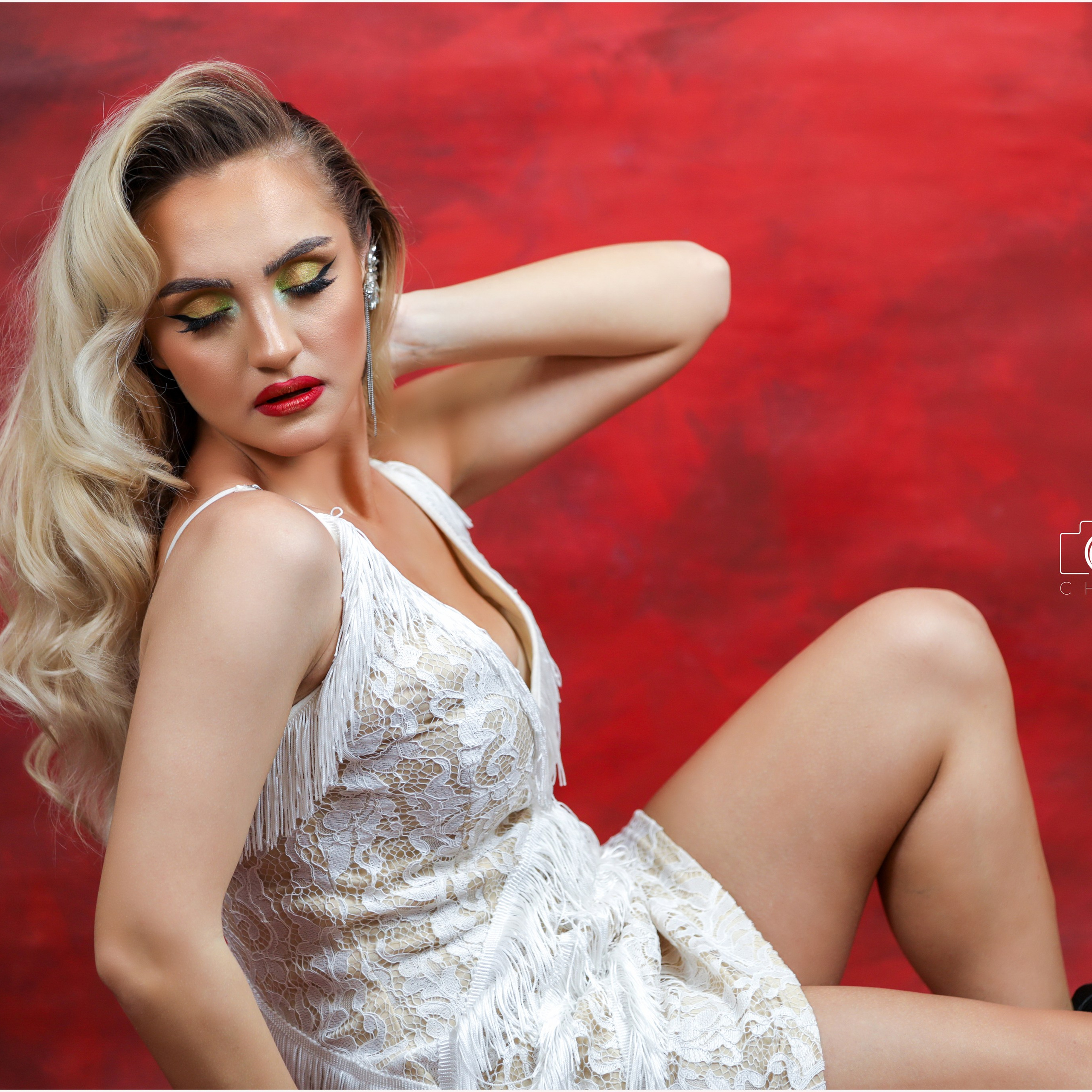Ședință Foto în Studio cu Anelis – Creativitate și Culoare prin Obiectivul lui Alin Chirilă