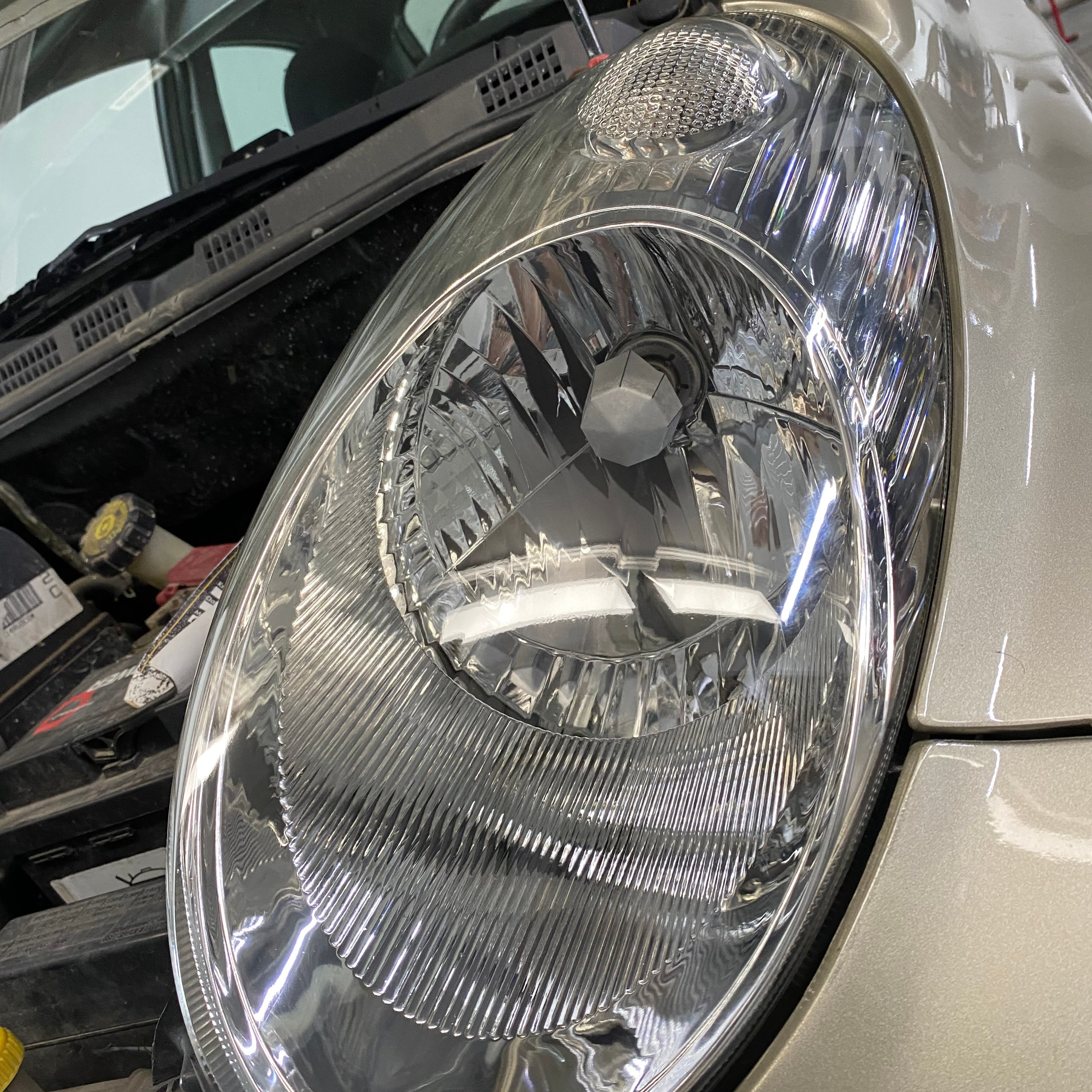 Прозрачные фары после детейлинга - эффект до и после полировки.