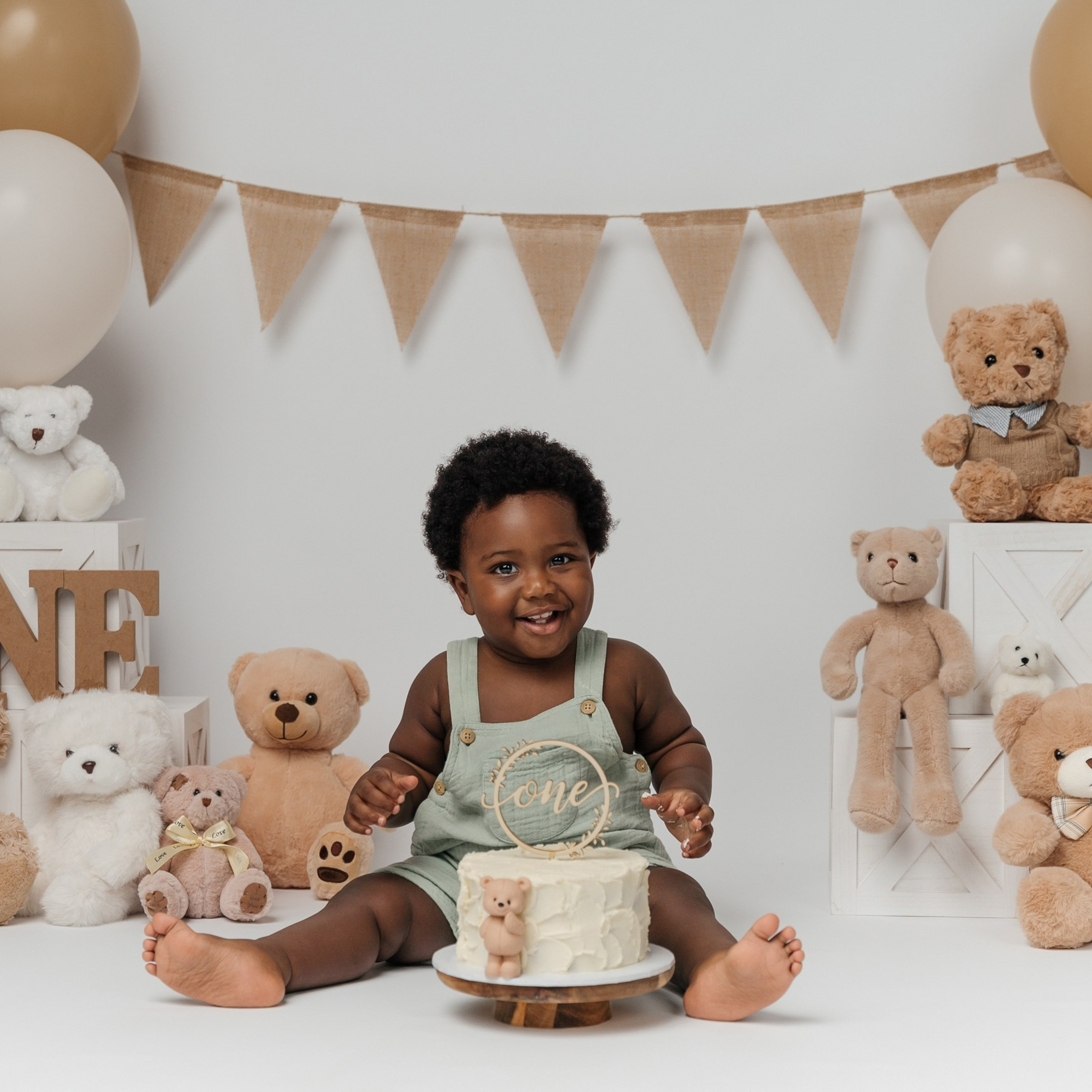 Alya’s cake smash photo shoot. Newborn and family photographer. Hills District. Sydney