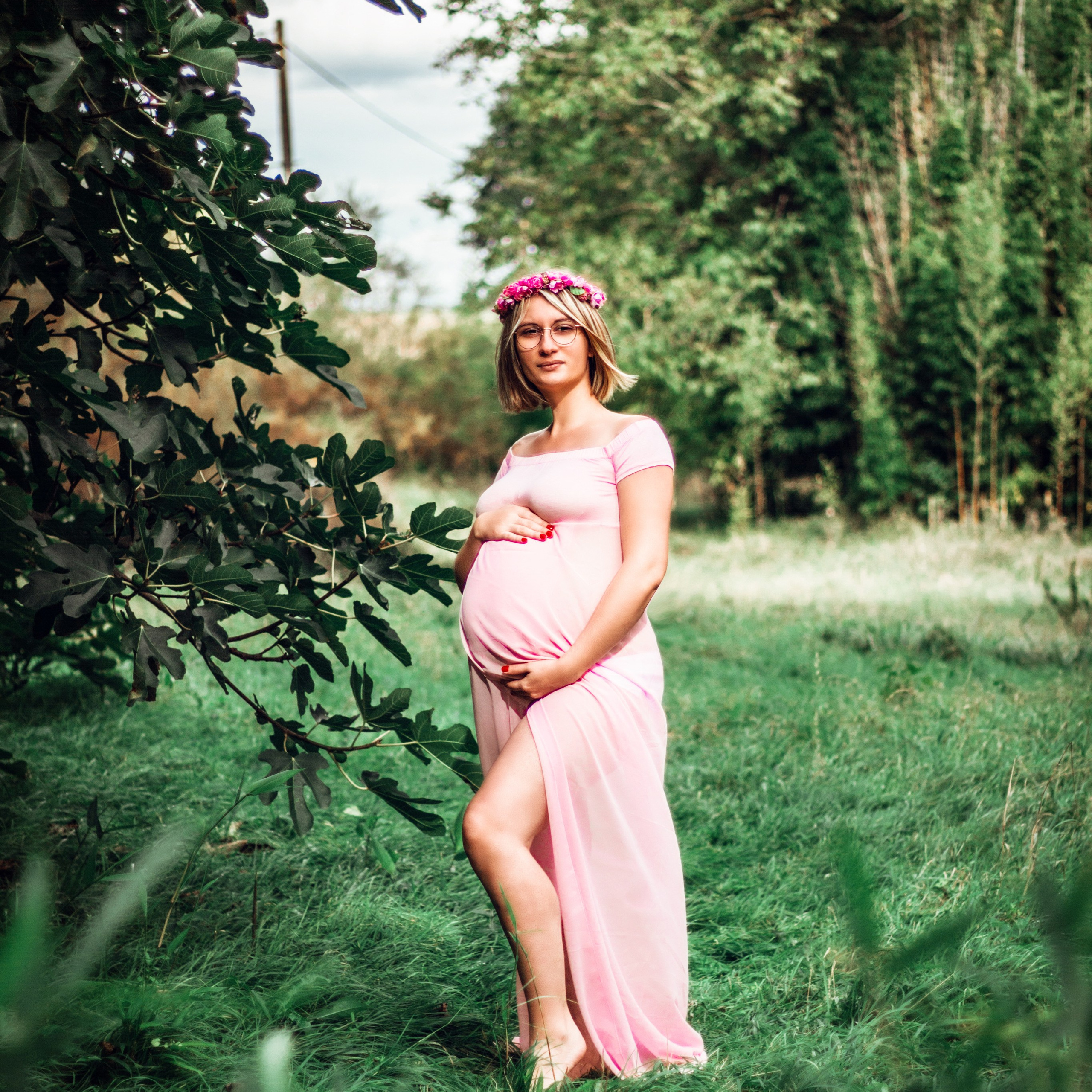 Photographe de grossesse près de Poitiers – future maman radieuse dans un jardin fleuri