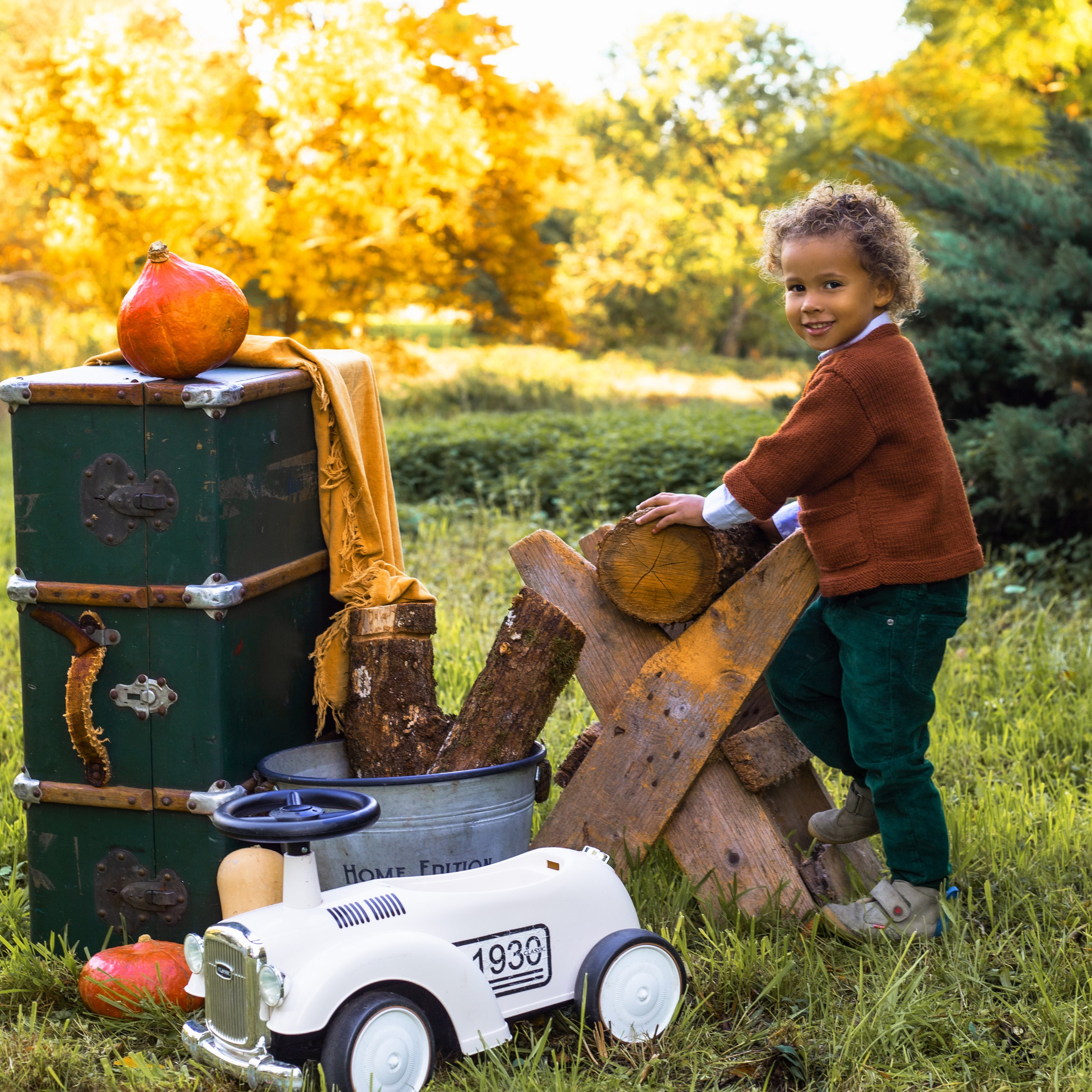 Photo d’un garçon dans un décor d’automne – couleurs chaudes et ambiance douce