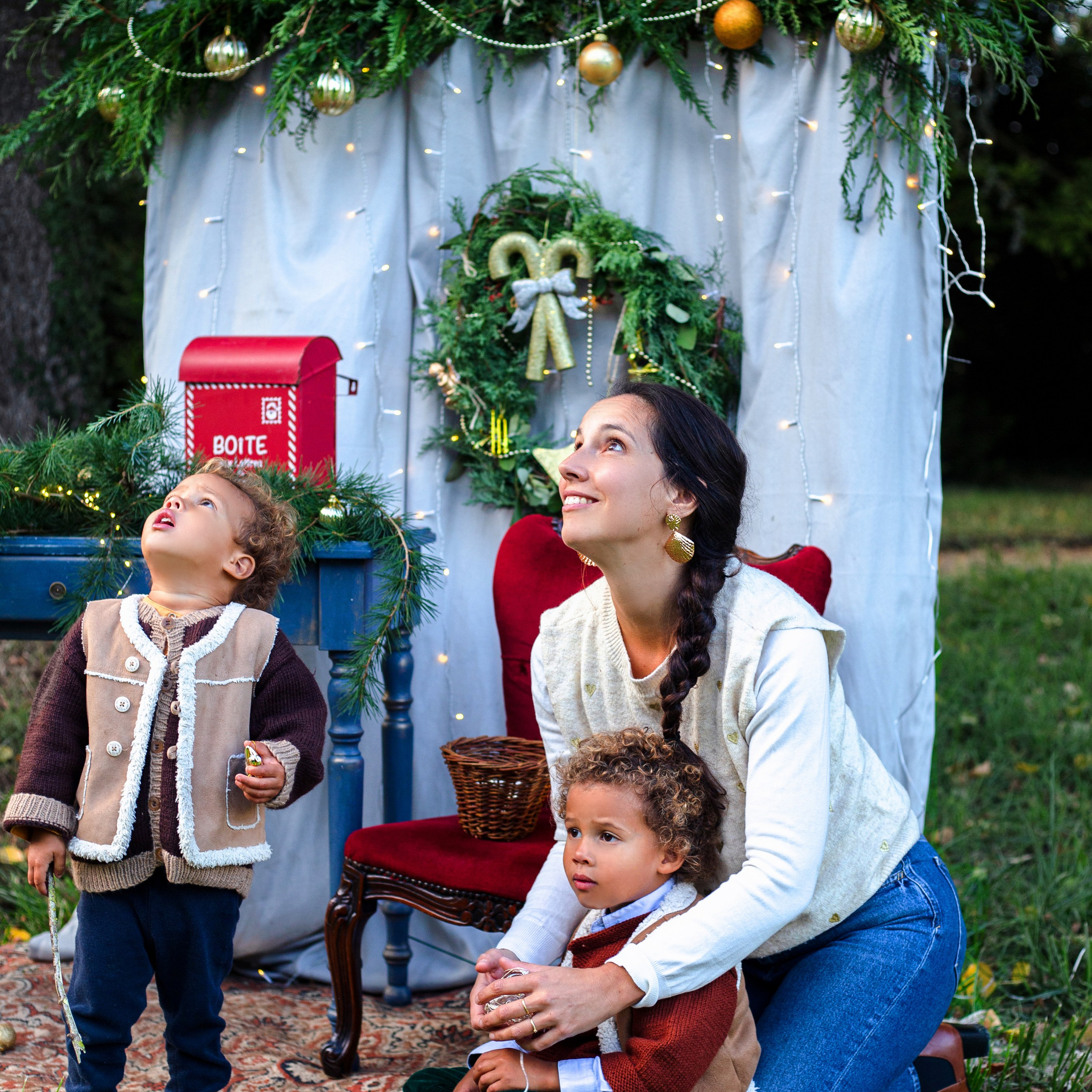 Séance photo de famille en décor de Noël – ambiance chaleureuse et festive