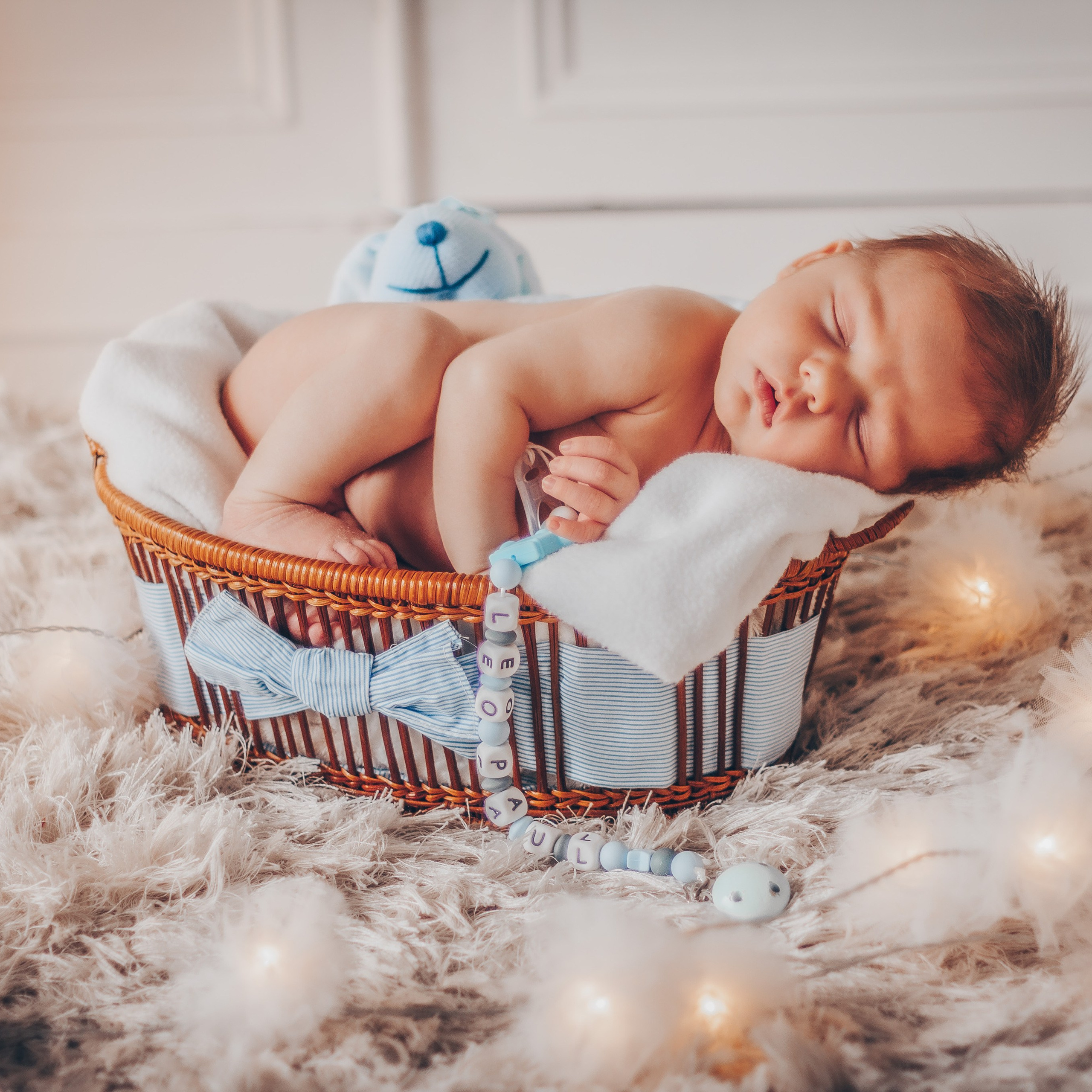Photo de nourrisson dans un panier – séance cocooning en studio photo