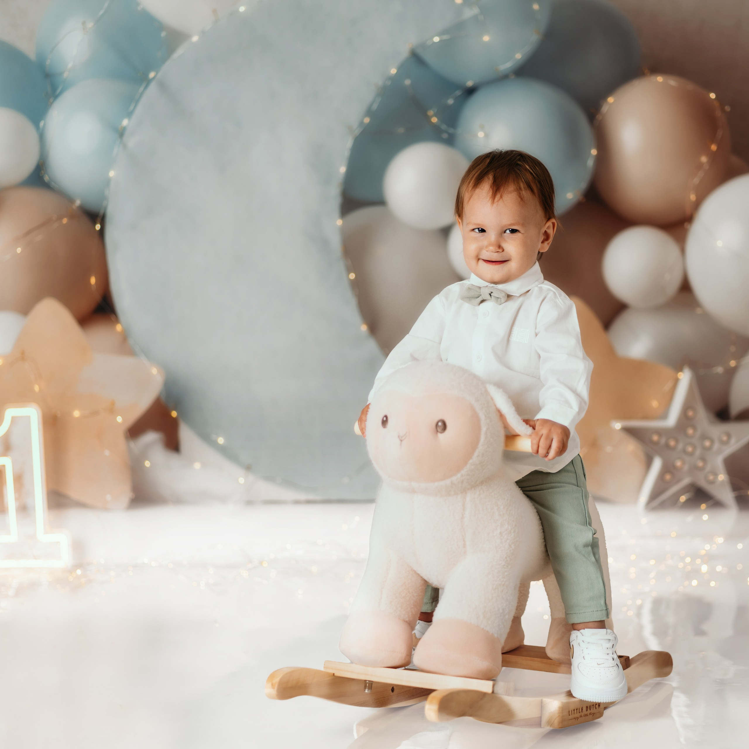 Cake smash fotografisanje dečaka u plavoj scenografiji sa mesecom i balonima – Beograd