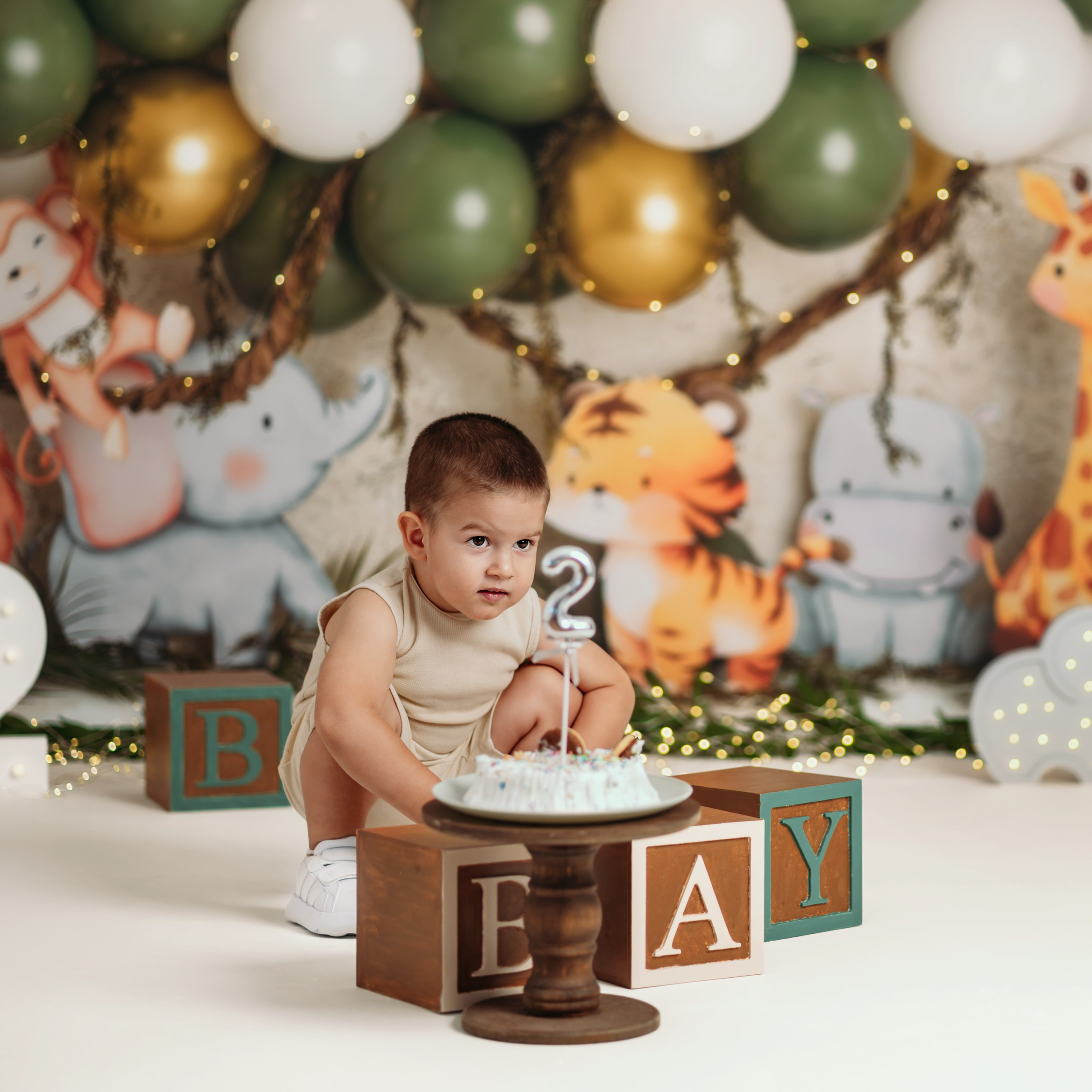 Cake smash fotografisanje prvog rođendana u safari dekoraciji sa lavom i žirafom – Beograd