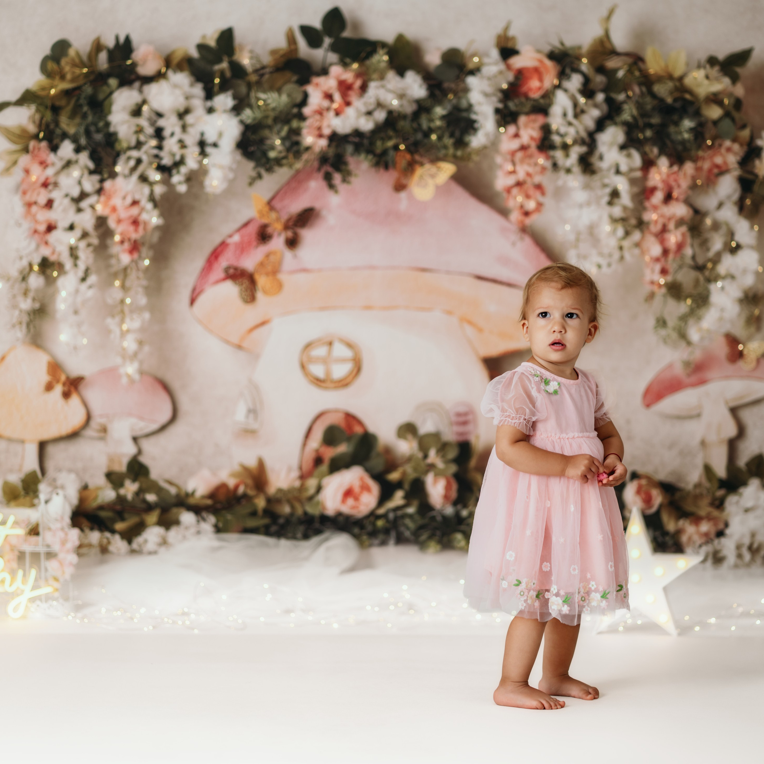 Prvi rođendan Beograd – slikanje bebe u roze dekoraciji sa bajkovitim detaljima