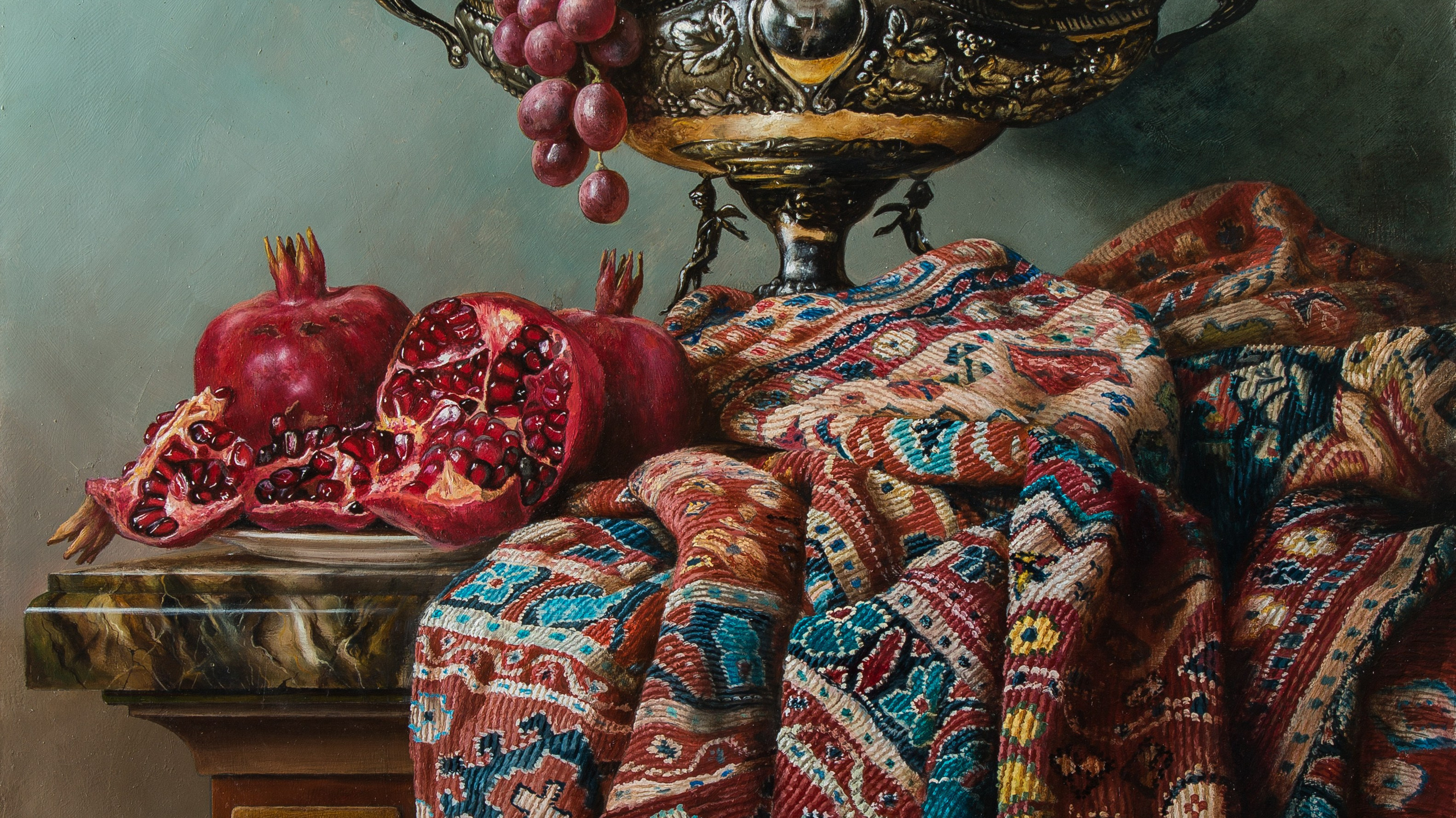 Tariel Əhmədovun detallı yağlı boya ilə çəkilmiş natürmort əsəri, meyvələrlə (üzüm, alma, xurma və armud) dolu möhtəşəm bürünc və ya gümüş suyuna çəkilmiş naxışlı qabdan ibarətdir. Qab kiçik bir postament üzərində yerləşən, qırmızı, mavi və krem rəngli, zəngin naxışlı Azərbaycan xalçasının üstündədir. Solda, kəsilmiş narlar mərmər səthdə dayanıb. Arxa fon tutqun, açıq firuzəyi rəngdədir.