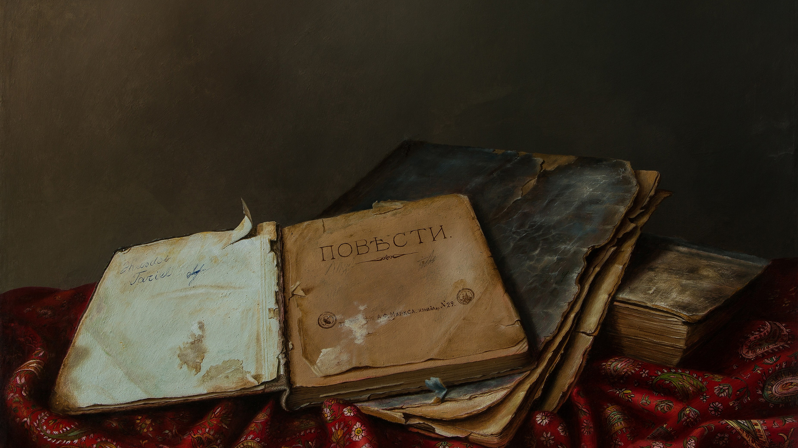 Tariel Əhmədovun yağlı boya ilə çəkilmiş natürmort əsəri, zəngin, tünd qırmızı, naxışlı parça üzərində dayanan bir neçə köhnəlmiş, cırıq antik kitabı və sənədi təsvir edir. Mərkəzdəki açıq kitabın qədim üz qabığında rusca "ПОВЕСТИ" (Hekayələr/Povestlər) sözü yazılıb. Arxa fon tünd, tutqun qəhvəyidir. Əsərin reproduksiyası: Ayaz Mikayıl-zadə.