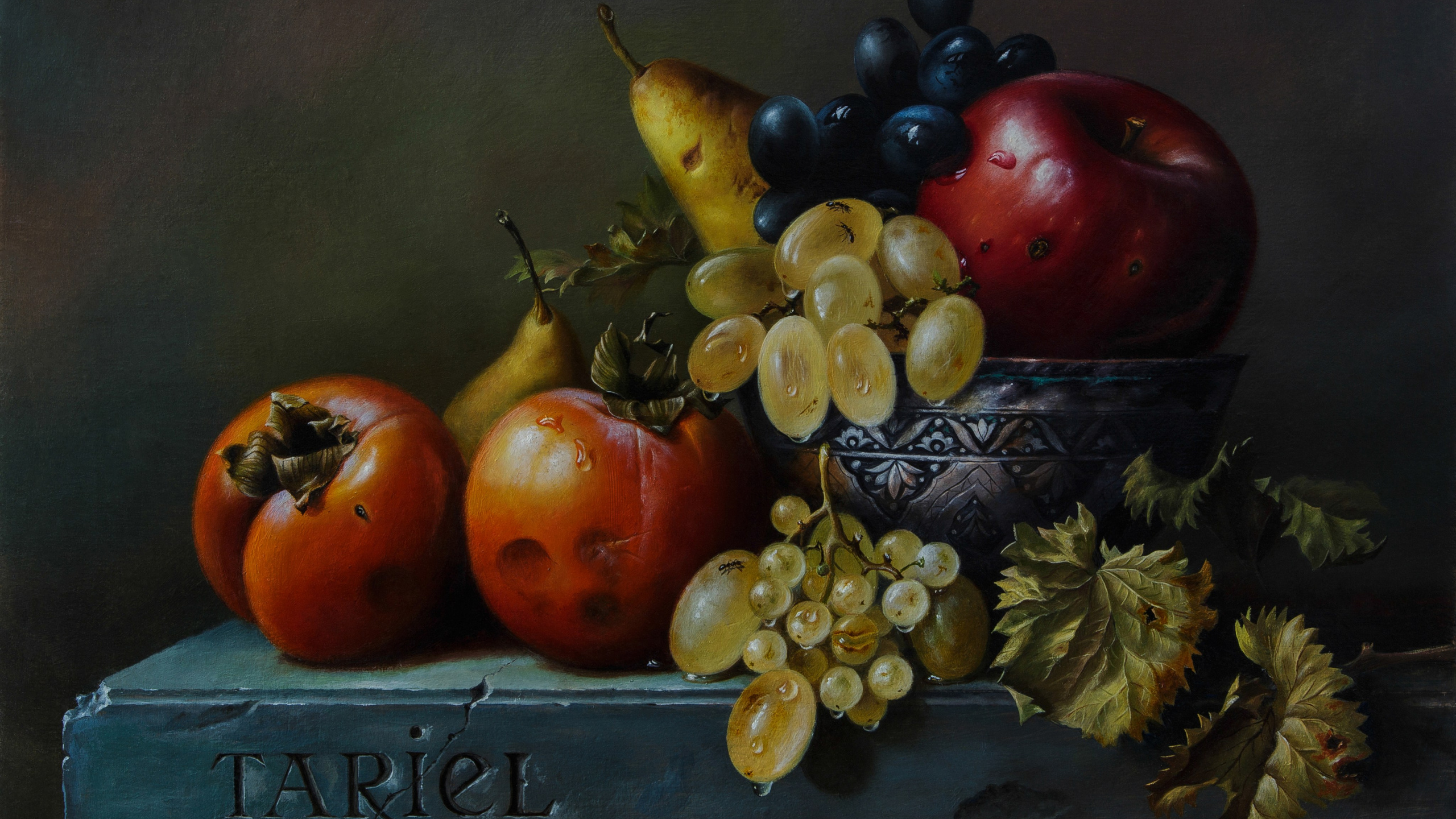 Tariel Əhmədovun yağlı boya ilə çəkilmiş natürmort əsəri, üzərində "TARIEL" adı yazılmış köhnə daş çıxıntı üzərində zəngin meyvə düzülüşünü təsvir edir. Meyvələrə iki parlaq narıncı xurma, şeh damcıları olan tünd və açıq yaşıl üzümlər, qırmızı və sarı armudlar, həmçinin naxışlı keramik kasa yaxınlığında yerləşən böyük qırmızı alma daxildir. Arxa fon tünd, tutqun yaşıldır.