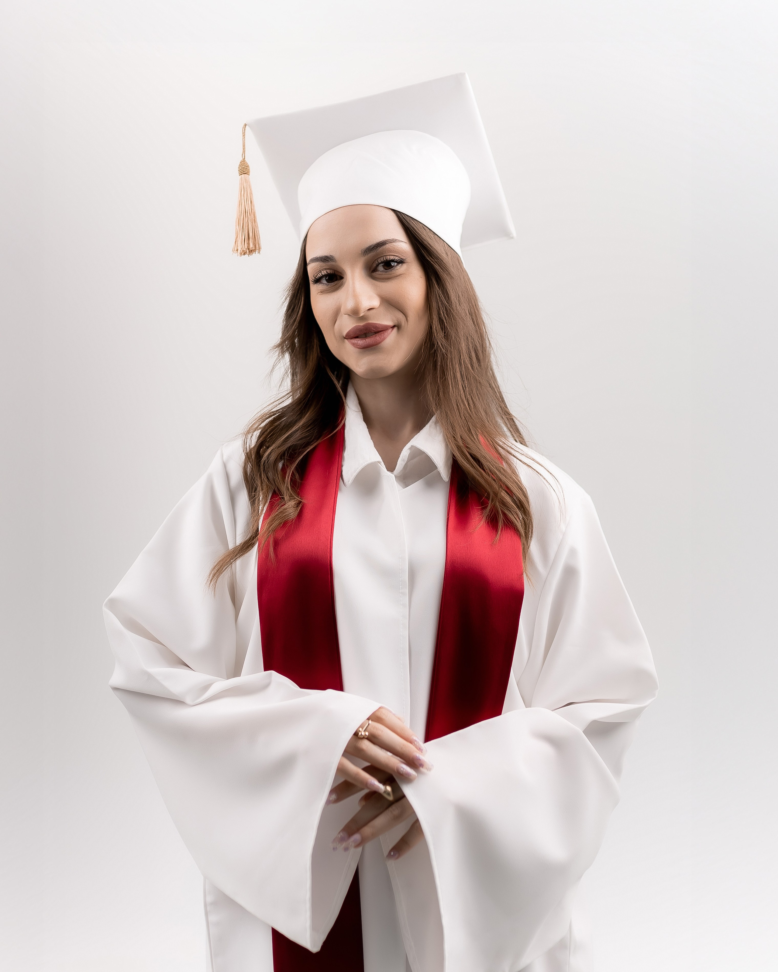 Premium Ağ — Qırmızı şarfla