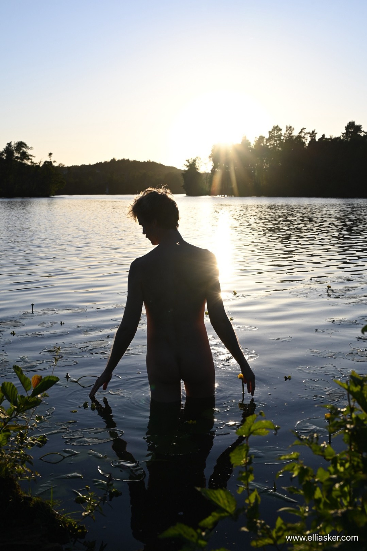Kroppen flyter, naturen minns Hud som vatten, ljus som andning Stillhetens rörelse, rörelsens stillhet Mellanrum där kroppen försvinner