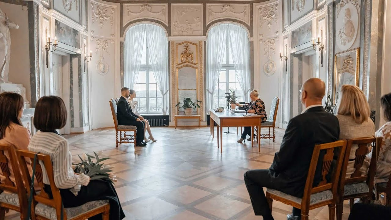 Autumn Civil Wedding in Frankfurt Höchst. Wedding photographer & videographer Frankfurt | Denis Mirosnik