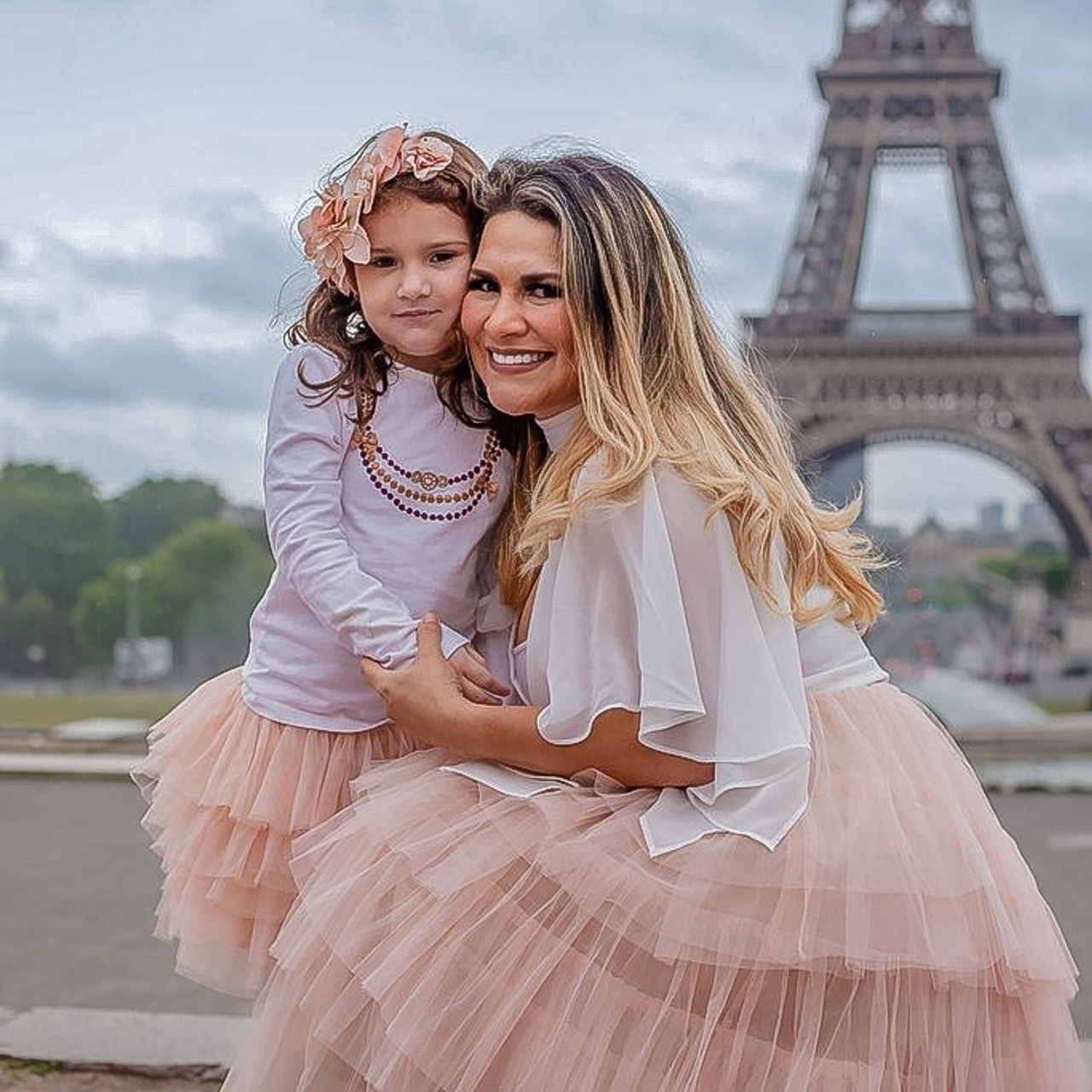 Paris Family Photographer — Artistic Family Photo & Video Experiences with Liya. Photographe à Paris