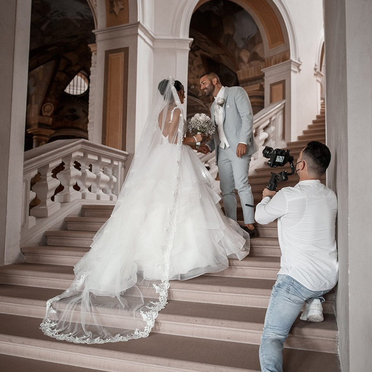 Braut und Bräutigam auf einer historischen Treppe – elegante Hochzeitsfotos