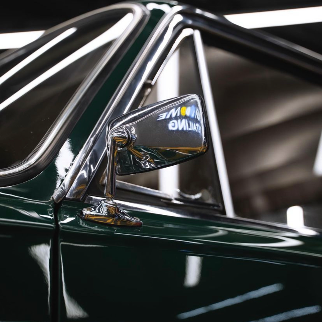 Глубокие царапины на кузове ретро автомобиля до начала полировки