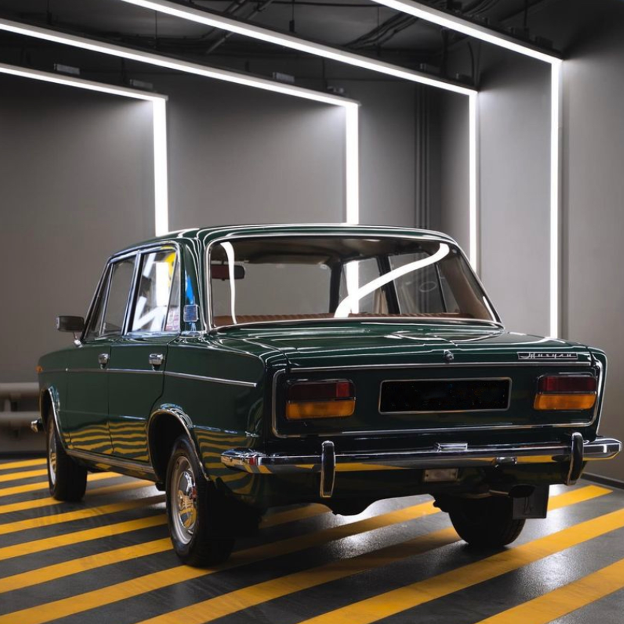 Полировка приобретенного ретро автомобиля для возвращения первозданного вида