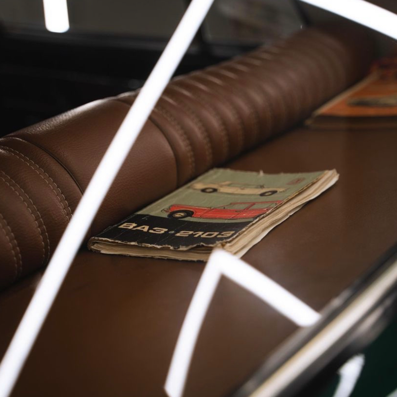 Процесс устранения глубоких царапин на ретро автомобиле специалистом по детейлингу