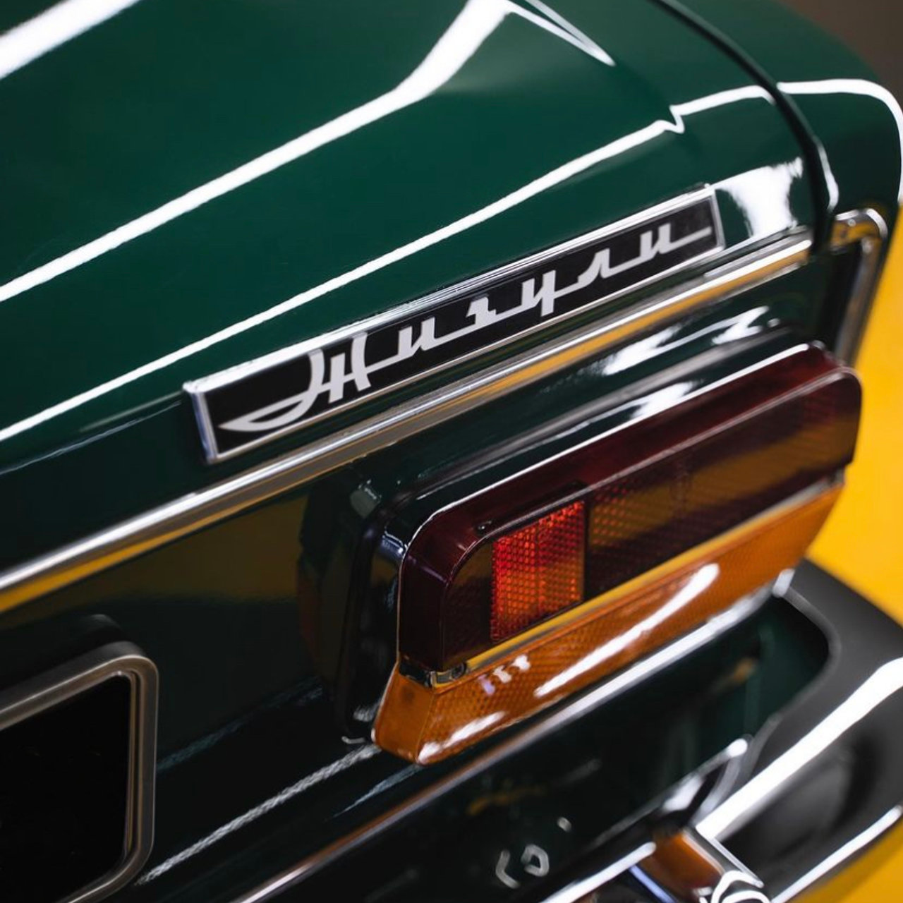 Мастер детейлинга тщательно полирует ретро авто для восстановления его блеска