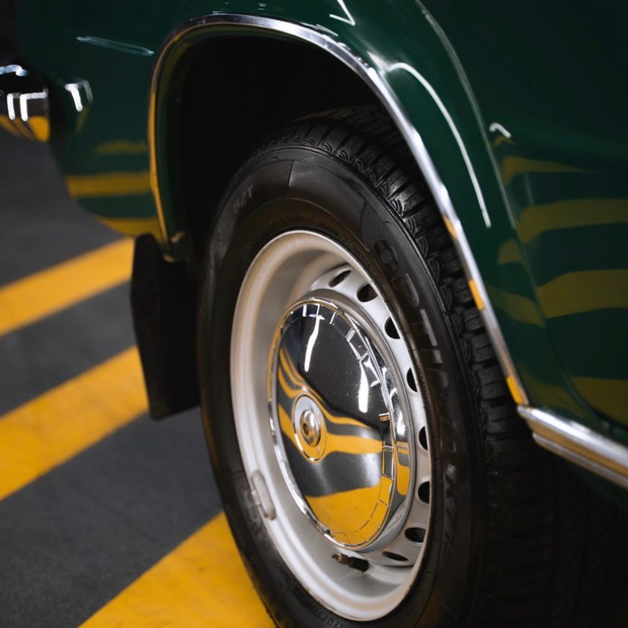 Финальный этап полировки ретро авто: результат работы мастера детейлинга