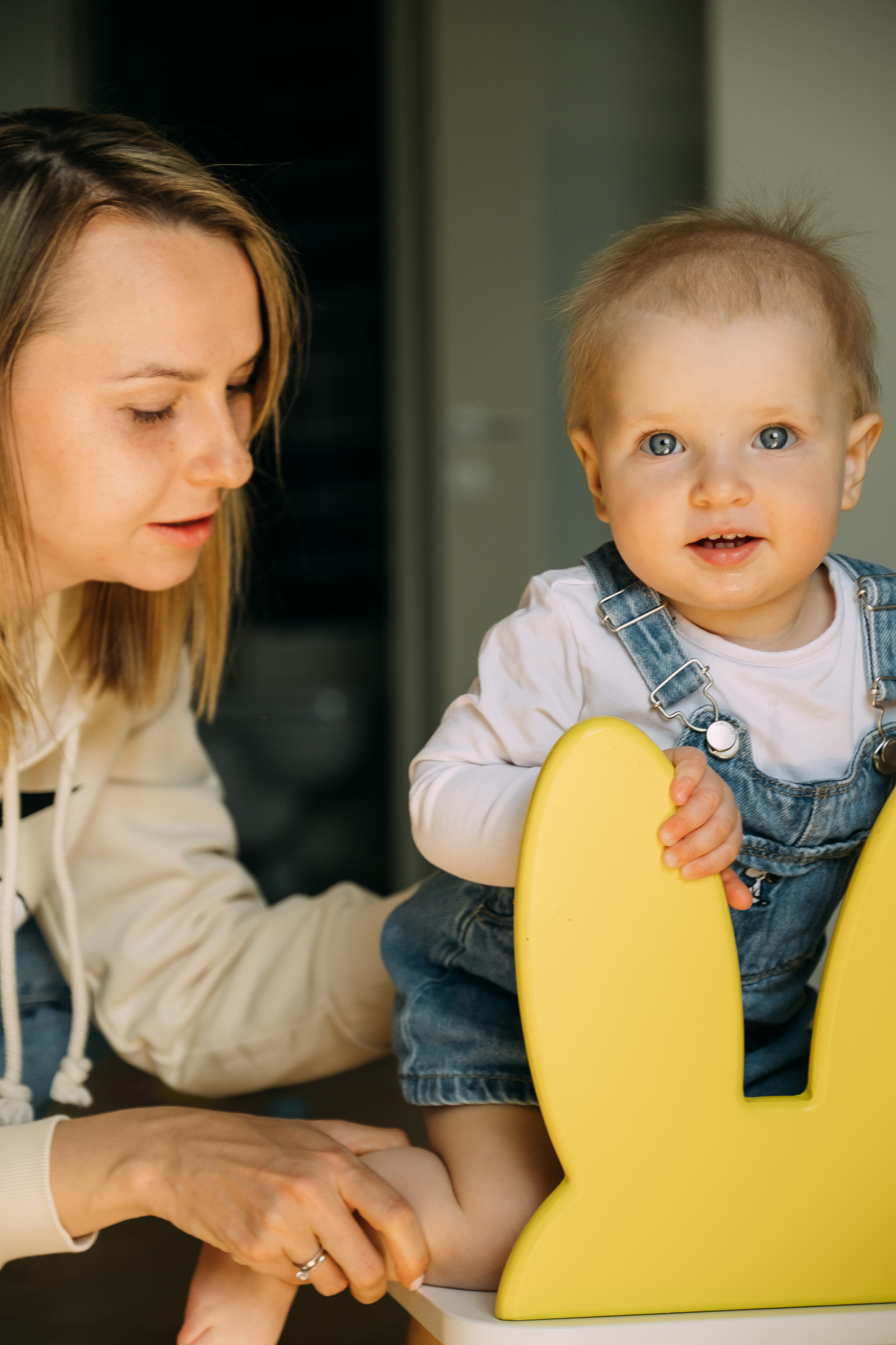 Алёнка и ее маленький зайчик Софи. Сімейний і портретний фотограф у Києві Проценко Алла