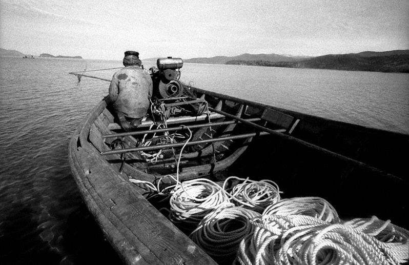 Рыбаки из посёлка Курбулик на мысе Безымянный, Баргузинский район, Бурятия, Россия. Октябрь 2001