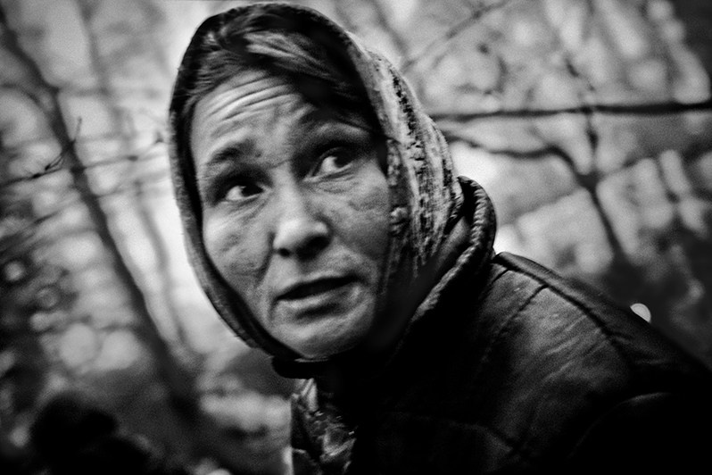 Марийская женщина во время моления в священной роще, Республика Марий Эл, Россия. 2011