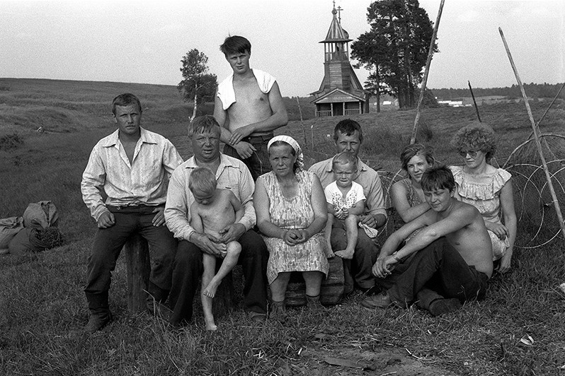 The family after the stockade, Glazovo village, Plesetskiy district, Arkhangelsk region, Russian SFSR. July 1990