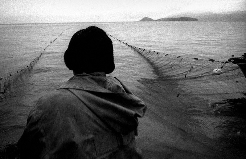 Курбуликские рыбаки, вытягивающие сети близ урочища Глинка, Баргузинский район, Бурятия, Россия. Октябрь 2001