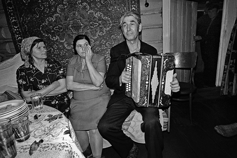 На проводах двоюродного брата Анатолия в армию, деревня Паново, Зеленодольский район, Татарстан, Россия. 1990