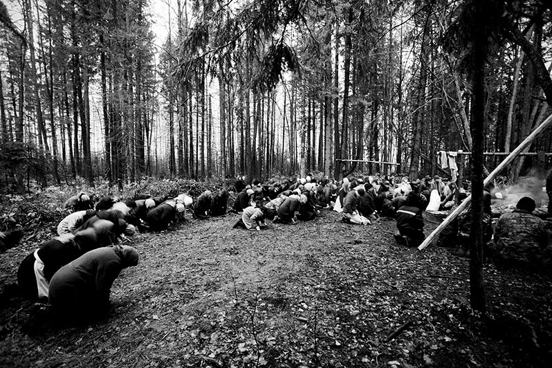 Марийские язычники молятся в священной роще, Республика Марий Эл, Россия. 2011