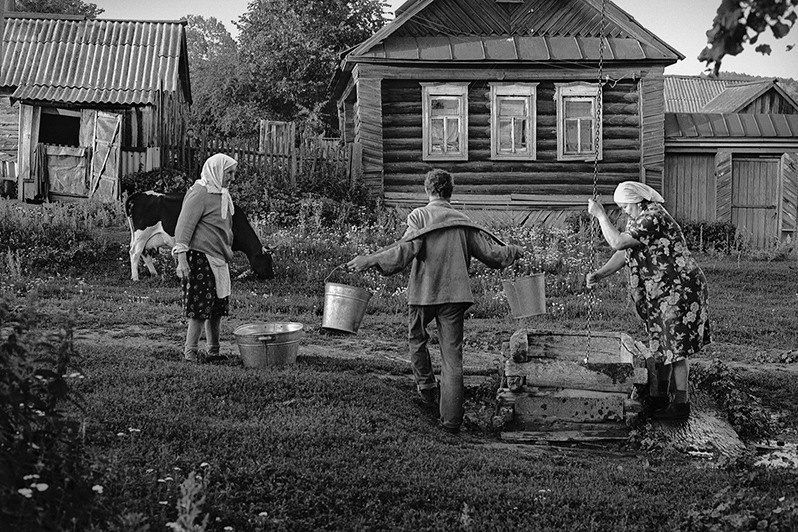 У колодца, деревня Паново, Зеленодольский район, Татарстан, Россия. 1993