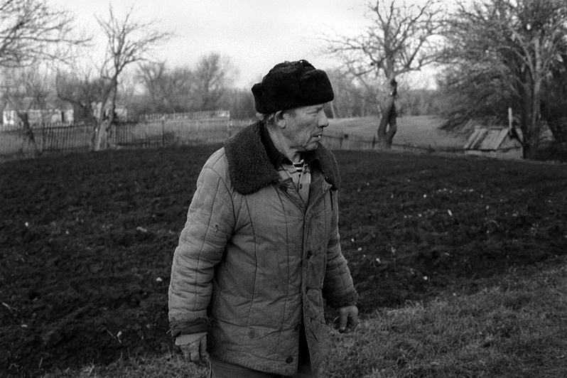 To dig up a kitchen garden, Senshin khutor, Oblivsky district, Rostov-on-Don region, Russia. November 2010