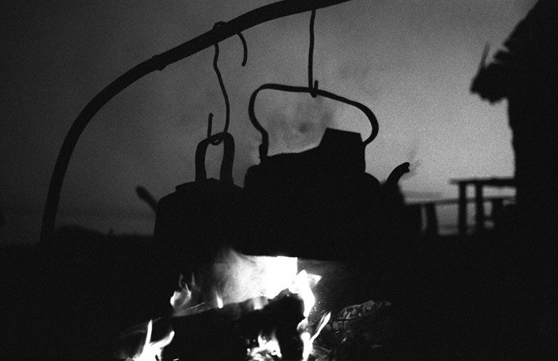 Вечерний чай. Лагерь на мысе Покойники, Баргузинский район, Бурятия, Россия. Октябрь 2001