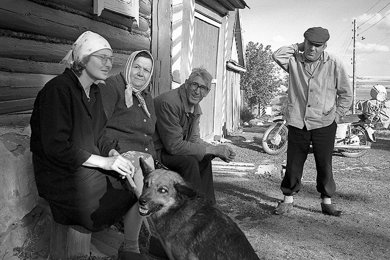 На завалинке, деревня Паново, Зеленодольский район, Татарстан, Россия. 1991