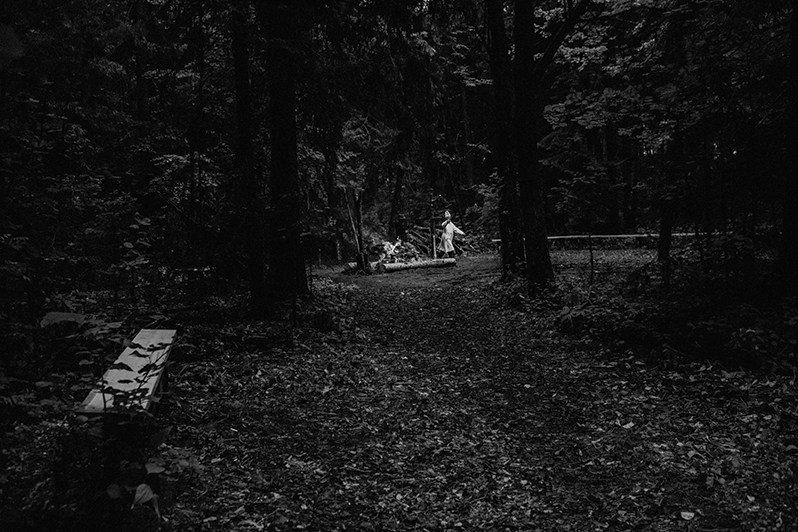 Марийский священник, которого называют "Карт", читает молитвы в священной роще, Республика Марий Эл, Россия. 2012