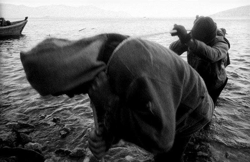 Рыбаки из посёлка Курбулик в бухте Фертик, Баргузинский район, Бурятия, Россия. Октябрь 2001