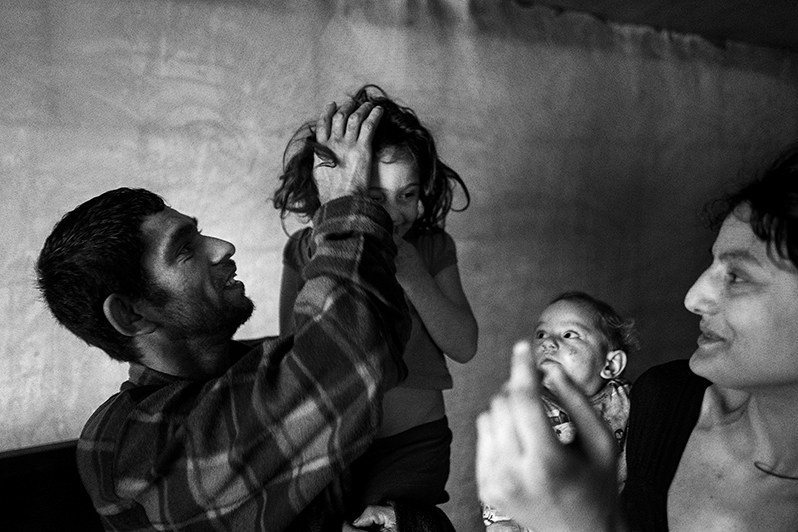 Адам со своей семьей, деревня Свиния, Прешовский край, Словакия. 2022