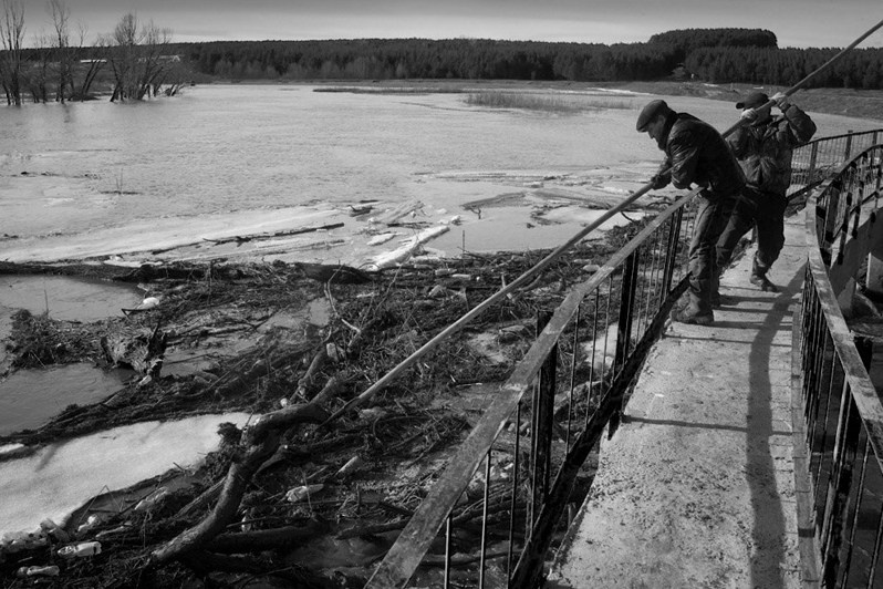 Затор на плотине через Кубню, село Луцкое, Комсомольский район, Чувашия. Россия. 2016