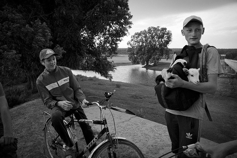 Пастушок с народившимися ягнятами, Чувашия, Россия. 2015