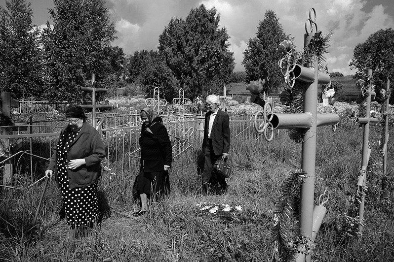 На кладбище в день Троицы, деревня Паново, Зеленодольский район, Татарстан, Россия. 2005