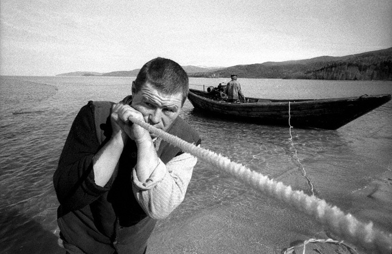 Капитан, вытягивающий сети на берег мыса Тоненький, Баргузинский район, Бурятия, Россия. Октябрь 2001