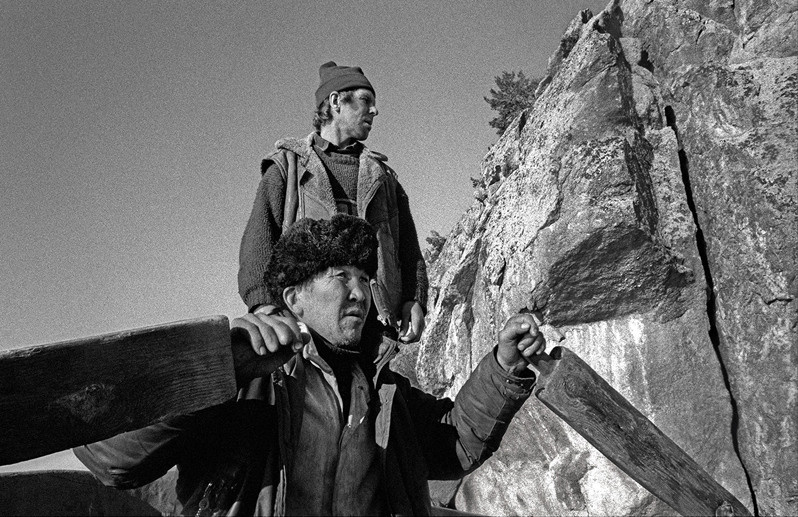 Портрет рыбаков в лодке вдоль скал озера Байкал, Баргузинский район, Бурятия, Россия. Октябрь 2001